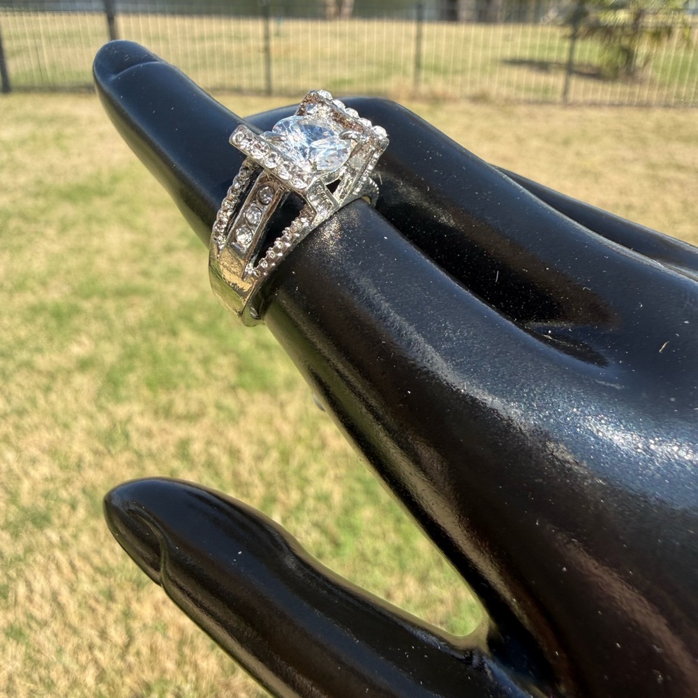 NWT Elegant Silver Princess Cut Women's Silver Tone Fashion Ring - Picture 5 of 6